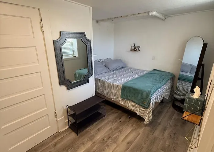 1 Bedroom 1 Bath Boho Basement Appartement *